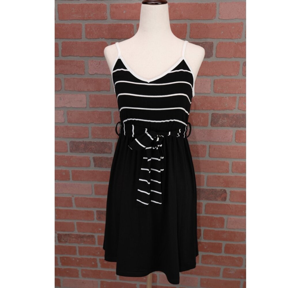 🆕 Black and white striped belted summer dress